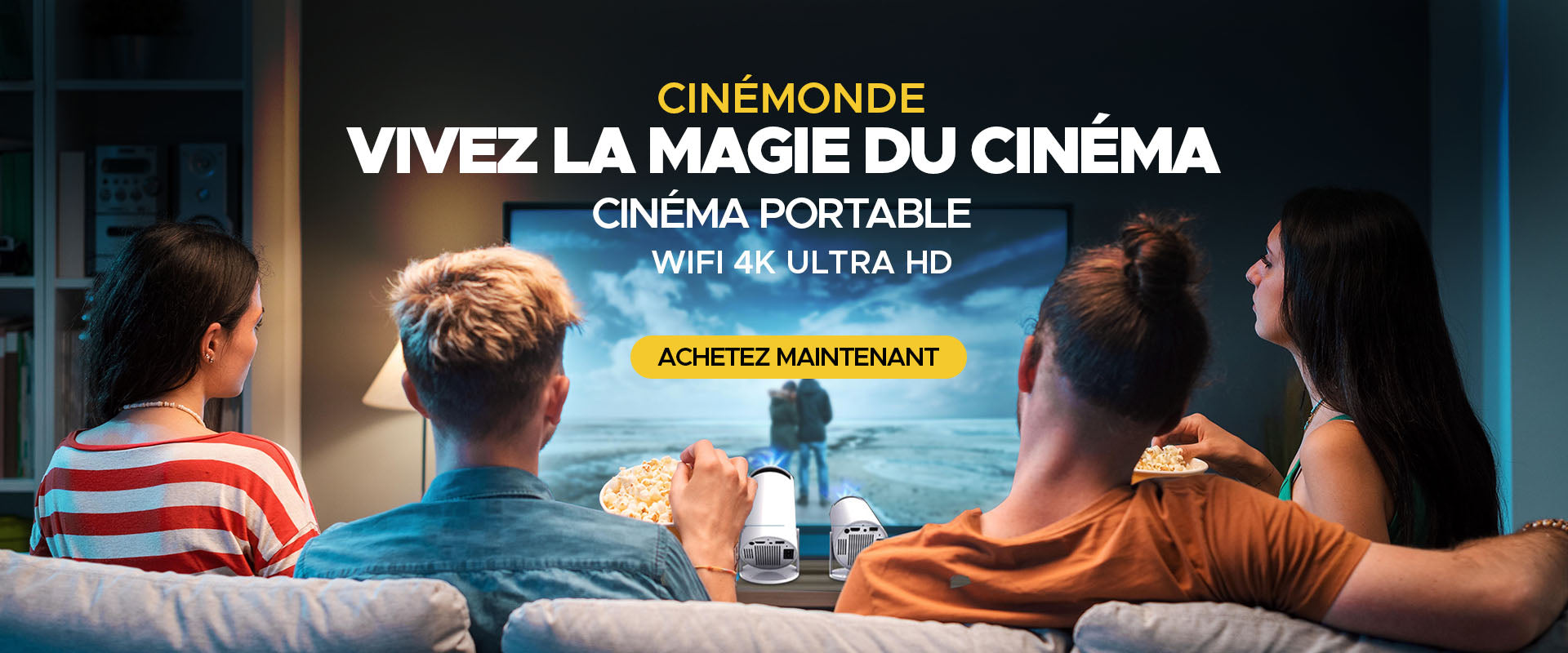 Groupe d’amis regardant un film en 4K grâce à un vidéoprojecteur portable, dans un salon transformé en home cinéma.