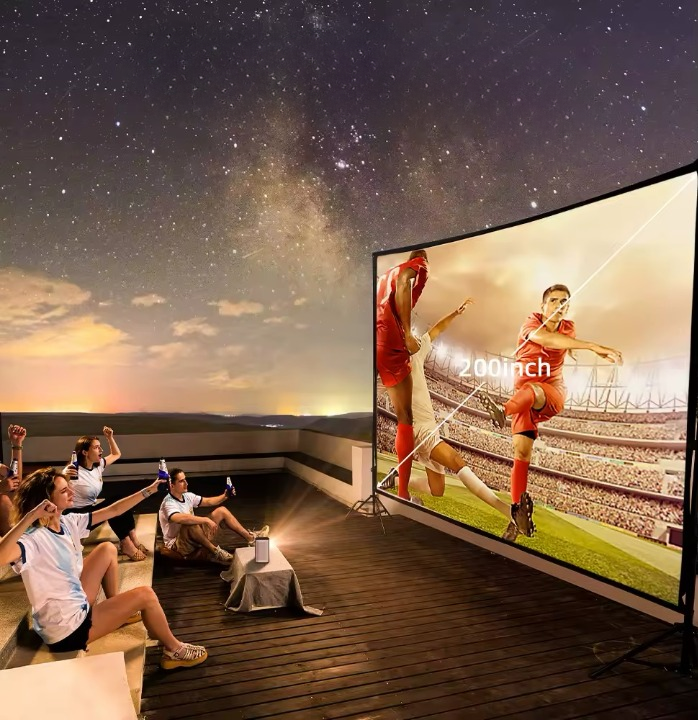 Groupe d'amis regardant un match de foot sur grand écran avec un vidéoprojecteur Full HD portable.