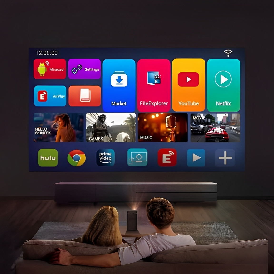 Couple explorant les applications préinstallées comme Netflix sur un vidéoprojecteur portable.