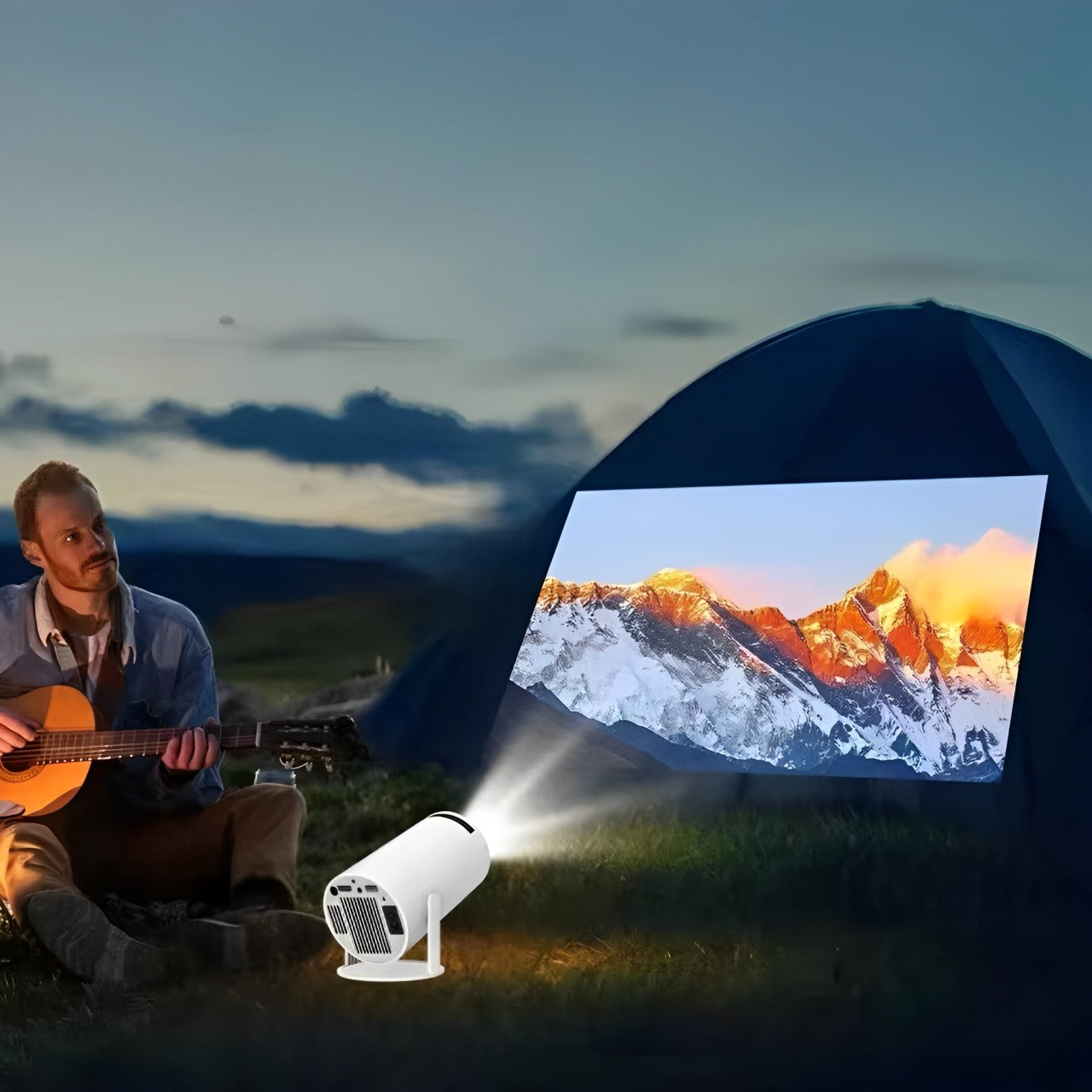 Personne regardant un film projeté par un vidéoprojecteur portable sur le mur d'une tente lors d'un camping.